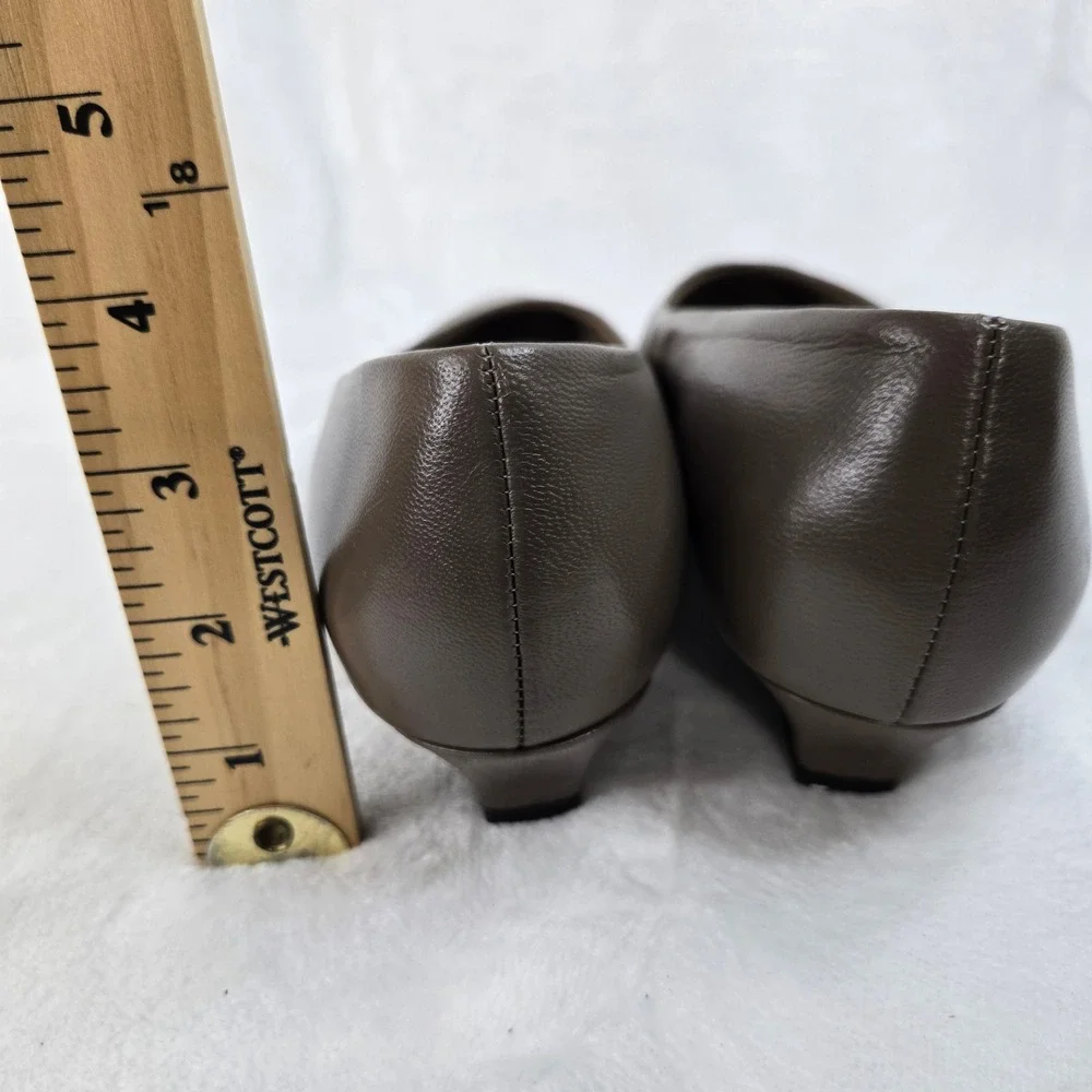 Easy Spirit Womens Taupe Leather Low Wedge Heel Pumps Almond Toe Shoes Size 7